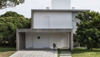 Desain dengan atap bertumpuk ini bisa menjadi pilihan. Dengan warna yang didominasi putih dan abu-abu memberikan kesan simple dan bersih.Foto: Rumah tanpa genteng/Live Incorporadora via Homedit 