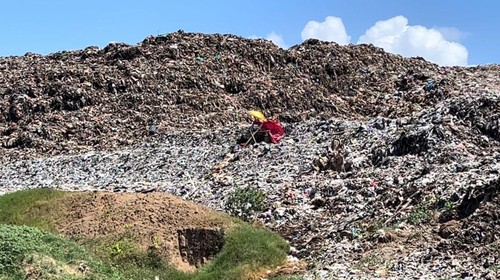 Suasana di Tempat Pembuangan Akhir (TPA) Suwung, Denpasar, Bali pada Sabtu (5/8/2023).