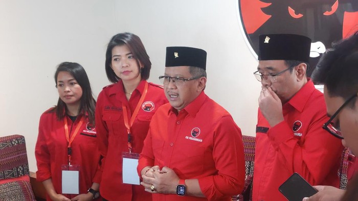Sekjen PDIP Hasto Kristiyanto (ketiga dari kiri)-(Rumondang/detikcom)