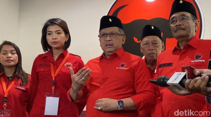 Sekjen PDIP Hasto Kristiyanto (tengah) (Rumondang/detikcom)