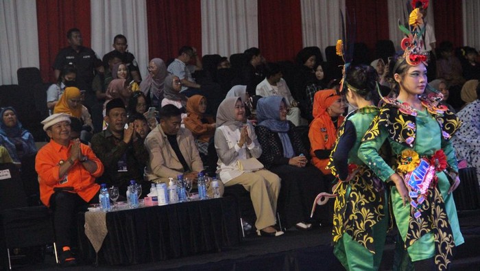 Semarak Jember Fashion Carnaval 2023 Jember Fashion Carnaval (JFC) telah menjadi ikon pariwisata dalam negeri yang mengharumkan nama Indonesia hingga ke mancanegara.