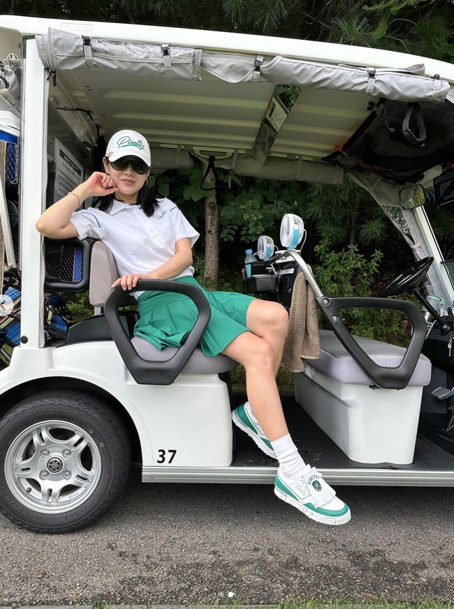 Sebelum berpacaran, keduanya dekat karena punya kesamaan hobi bermain golf. Tak mengherankan jika Hyun Bin masih sering mengajak Son Ye Jin golf date setelah menikah. Foto: dok. Instagram @yejinhand