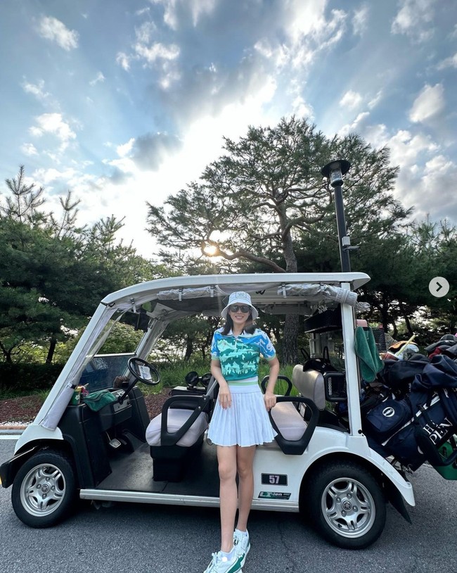 Pada Sabtu (5/8/2023), Son Ye Jin memamerkan hasil jepretan Hyun Bin saat berada di golf court. Namun dia mengeluhkan kemampuan foto Hyun Bin yang membuatnya terlihat bantet. Alhasil penggemar gemas dengan tingkah sang istri yang tak segan menegur suaminya.Foto: dok. Instagram @yejinhand