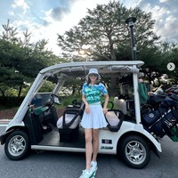 Pada Sabtu (5/8/2023), Son Ye Jin memamerkan hasil jepretan Hyun Bin saat berada di golf court. Namun dia mengeluhkan kemampuan foto Hyun Bin yang membuatnya terlihat bantet. Alhasil penggemar gemas dengan tingkah sang istri yang tak segan menegur suaminya.Foto: dok. Instagram @yejinhand