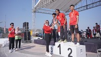 Sri Mulyani memberikan medali untuk peserta dan berharap ada kegiatan serupa untuk meningkatkan potensi pariwisata Kabupaten Klaten.