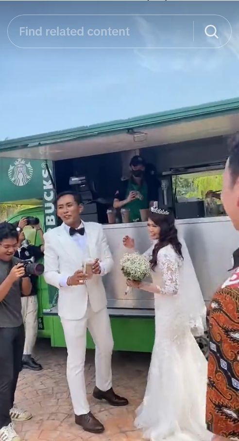 Pasangan pengantin hadirkan truk Starbucks