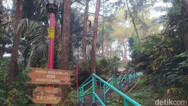 Suasana jalur menuju puncak Gunung Tidar, Magelang. Foto diunggah Sabtu (5/8/2023).