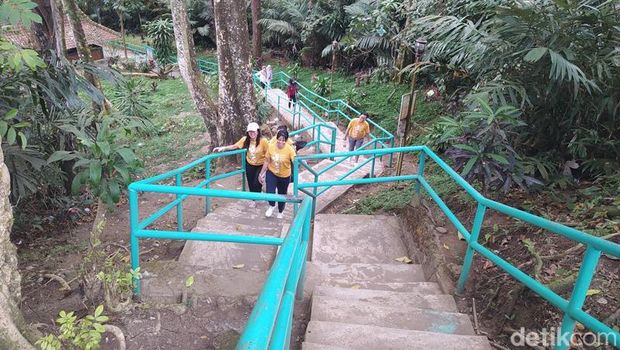 Suasana jalur menuju puncak Gunung Tidar, Magelang. Foto diunggah Sabtu (5/8/2023).