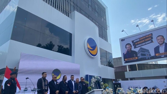 Surya Paloh saat meresmikan NasDem Tower di Padang. (Jeka Kampai/detikSumut)