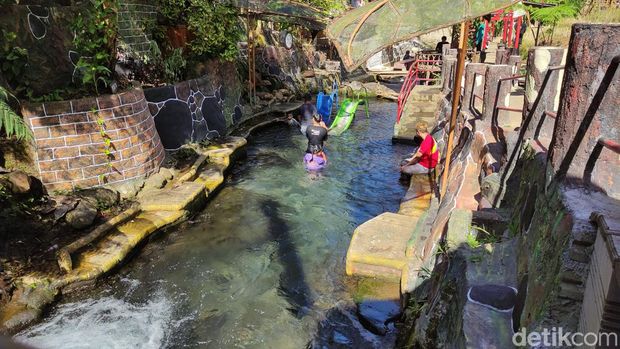 Tanaka Waterfall obyek wisata air di lereng Gunung Kawi