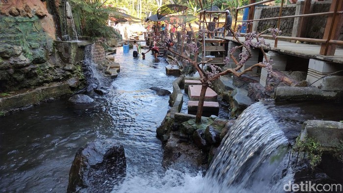 Tanaka Waterfall obyek wisata air di lereng Gunung Kawi