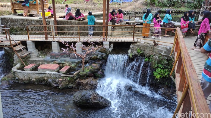 Tanaka Waterfall obyek wisata air di lereng Gunung Kawi