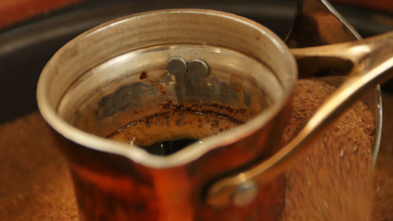 5 Fakta Metode Ibrik, Teknik Menyeduh Kopi Pertama di Dunia Asal Turki