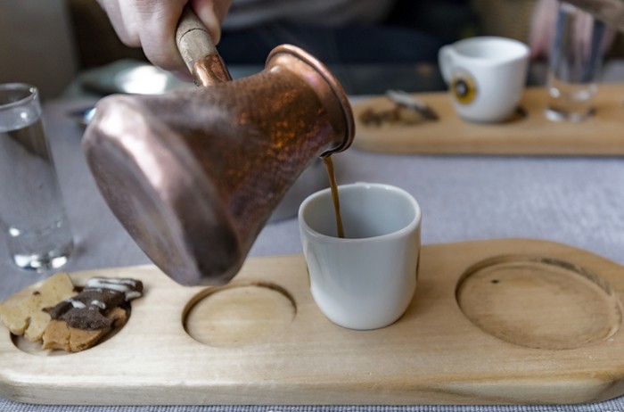 5 Fakta Metode Ibrik, Teknik Menyeduh Kopi Pertama di Dunia Asal Turki