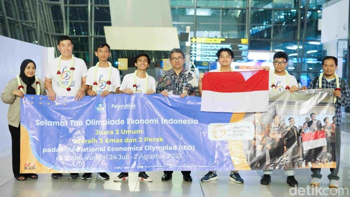 Tim Indonesia berhasil meraih juara umum 2 di ajang Olimpiade Ekonomi Internasional di Yunani