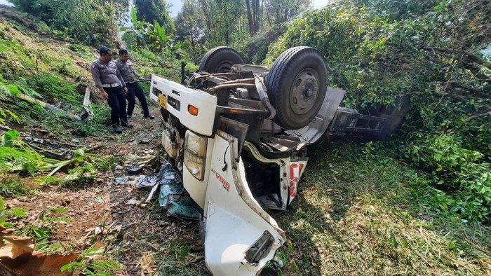 Truk masuk jurang di kawasan Gentong, Tasikmalaya, Sabtu (5/8/2023).