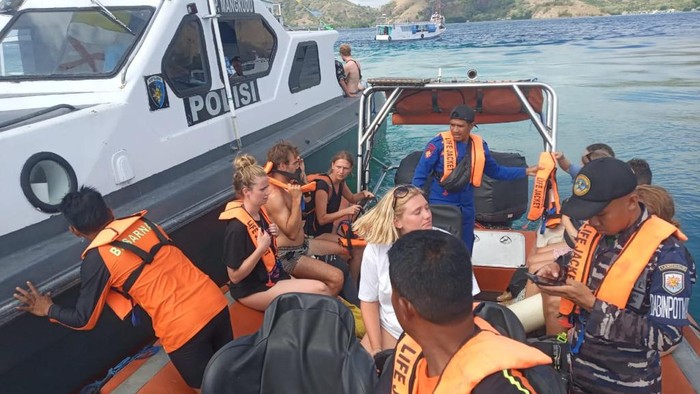 Turis penumpang kapal wisata yang karam seusai menabrak karang di perairan Kelor, Labuan Bajo, dievakuasi ke Pelabuhan Labuan Bajo, Sabtu (5/8/2023). (Foto: Humas Basarnas Maumere)