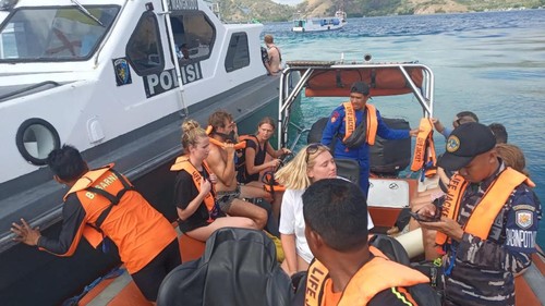 Turis penumpang kapal wisata yang karam seusai menabrak karang di perairan Kelor, Labuan Bajo, dievakuasi ke Pelabuhan Labuan Bajo, Sabtu (5/8/2023). (Foto: Humas Basarnas Maumere)