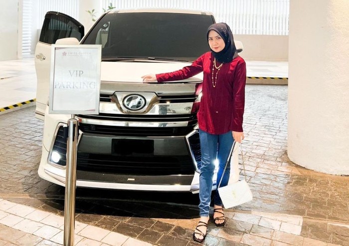 Unggahan viral di media sosial, tentang wanita yang menyesal usai membeli mobil mewah.
