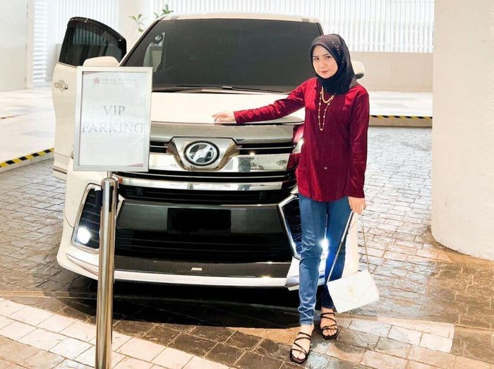 Unggahan viral di media sosial, tentang wanita yang menyesal usai membeli mobil mewah.