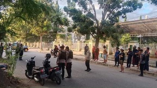 Warga mendatangi lokasi penemuan mayat pria yang tergeletak di pinggir jalan atau persis belakang kantor Wali Kota Bima, NTB, Sabtu (5/8/2023). (Istimewa)