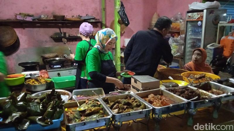 Legendaris di Pasar Cihapit! Warung Mak Eha Tawarkan Gepuk dan Pepes Nikmat