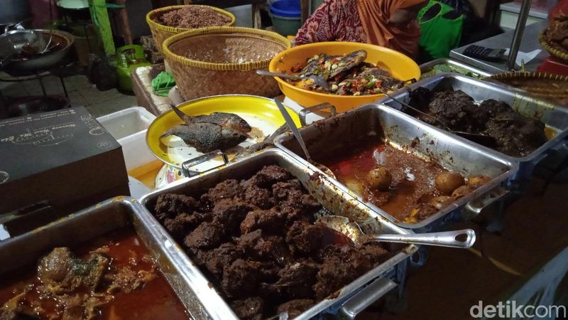 Legendaris di Pasar Cihapit! Warung Mak Eha Tawarkan Gepuk dan Pepes Nikmat