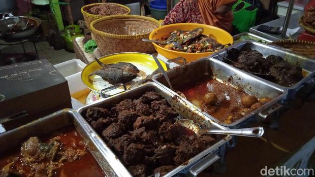 Warung Nasi Mak Eha Legendaris di Pasar Cihapit! Warung Mak Eha Tawarkan Gepuk dan Pepes Nikmat