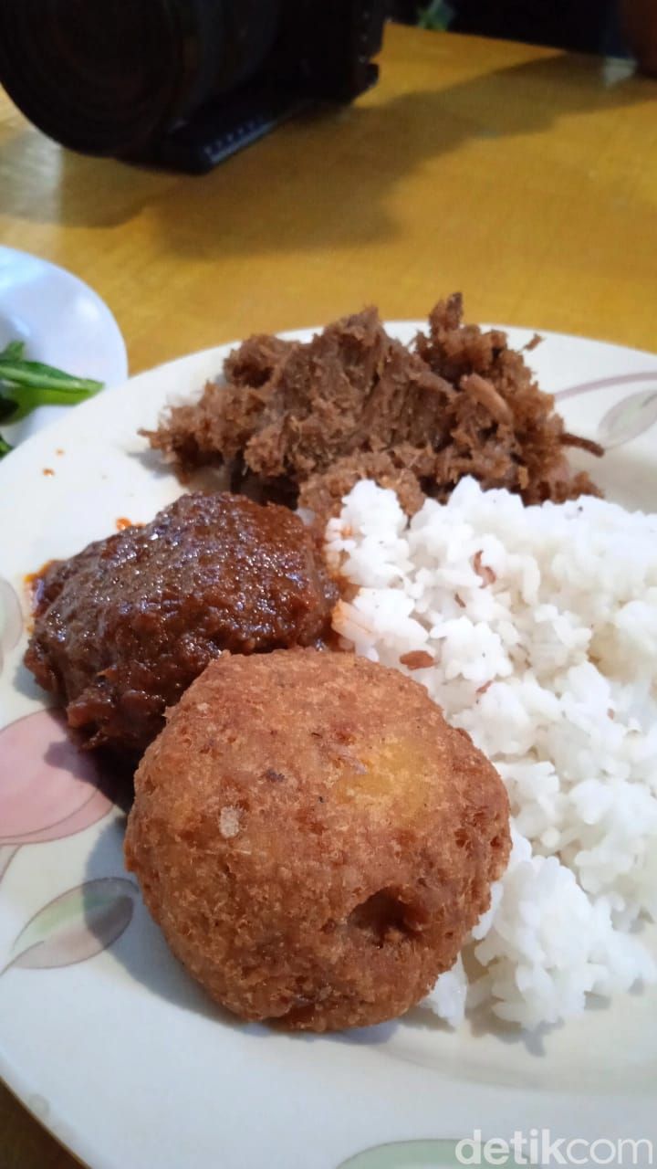 Legendaris di Pasar Cihapit! Warung Mak Eha Tawarkan Gepuk dan Pepes Nikmat