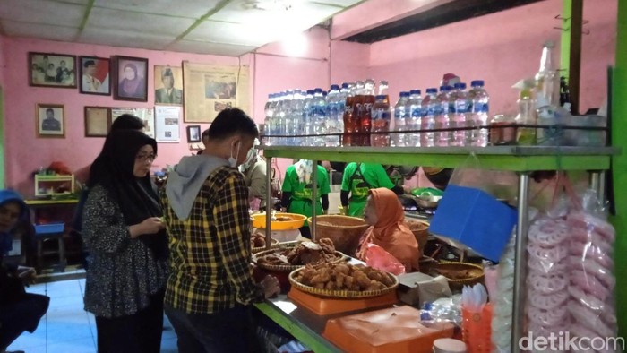 Warung Nasi Mak Eha Legendaris di Pasar Cihapit! Warung Mak Eha Tawarkan Gepuk dan Pepes Nikmat
