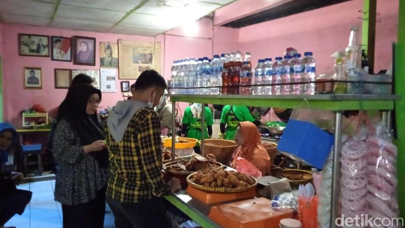 Legendaris di Pasar Cihapit! Warung Mak Eha Tawarkan Gepuk dan Pepes Nikmat