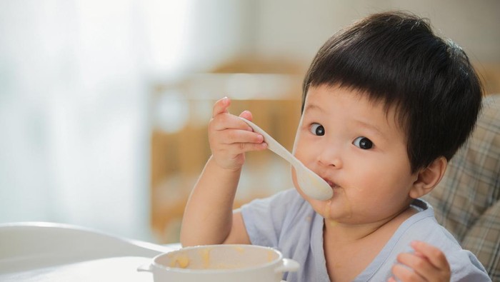 Dokter Sentil Kebiasaan Beri Anak Makan Sambil Dipangku, Begini Dampaknya