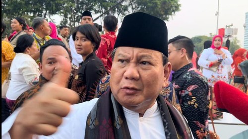 Acungan jempol Prabowo Subianto untuk acara Istana Berkebaya