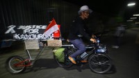 Aksi ini juga sekaligus menuntut agar tragedi Kanjuruhan ditetapkan sebagai pelanggaran HAM berat.  