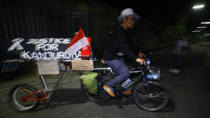 Suporter Arema Miftahuddin Ramly berpose dengan sepeda berhias keranda mayat di Stadion Gelora Bung Tomo, Surabaya, Jawa Timur, Jumat (4/8/2023). Aksi dengan mengusung tema Ekspedisi Lintas Stadion Jalur Pantura Malang-Jakarta hingga 17 Agustus 2023 tersebut untuk menggugah solidaritas dan kerukunan antarsuporter sepak bola di Indonesia sekaligus menuntut agar tragedi Kanjuruhan ditetapkan sebagai pelanggaran HAM berat. ANTARA FOTO/Moch Asim/rwa.