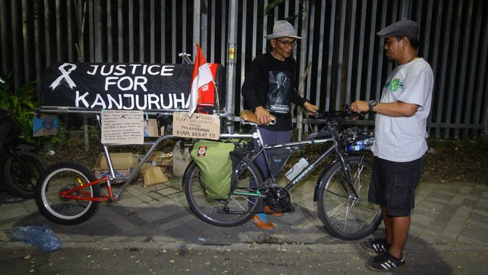 Suporter Arema Miftahuddin Ramly berpose dengan sepeda berhias keranda mayat di Stadion Gelora Bung Tomo, Surabaya, Jawa Timur, Jumat (4/8/2023). Aksi dengan mengusung tema Ekspedisi Lintas Stadion Jalur Pantura Malang-Jakarta hingga 17 Agustus 2023 tersebut untuk menggugah solidaritas dan kerukunan antarsuporter sepak bola di Indonesia sekaligus menuntut agar tragedi Kanjuruhan ditetapkan sebagai pelanggaran HAM berat. ANTARA FOTO/Moch Asim/rwa.