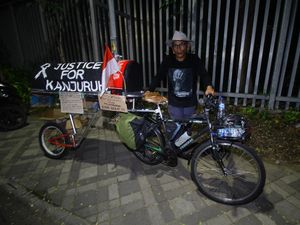 5 Hari Gowes, Pesepeda Pembawa Keranda Tragedi Kanjuruhan Sampai di Jateng