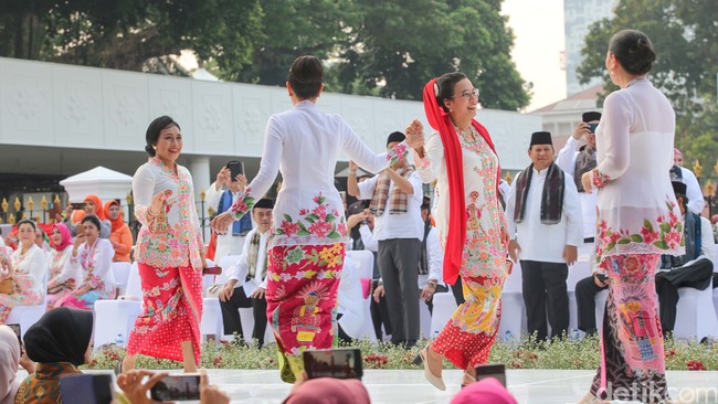 Menteri Keuangan Sri Mulyani pun tak ketinggalan. Ia juga berbalut kebaya senada yang dipadu dengan kerudung merah. “Seperti Empok-empok Betawi ya,” tulis Sri Mulyani di unggahan foto bersama Ibu Negara Iriana Jokowi.  (Foto: Grandyos Zafna/detikcom)