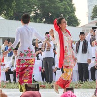 Menteri Keuangan Sri Mulyani pun tak ketinggalan. Ia juga berbalut kebaya senada yang dipadu dengan kerudung merah. “Seperti Empok-empok Betawi ya,” tulis Sri Mulyani di unggahan foto bersama Ibu Negara Iriana Jokowi.  (Foto: Grandyos Zafna/detikcom)