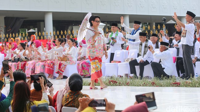 Menteri Luar Negeri Retno Marsudi termasuk di jajaran para ‘model’. Kebaya encim putih dengan corak kebudayaan Betawi membungkus tubuhnya.  (Foto: Grandyos Zafna/detikcom)