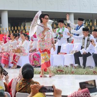 Menteri Luar Negeri Retno Marsudi termasuk di jajaran para ‘model’. Kebaya encim putih dengan corak kebudayaan Betawi membungkus tubuhnya.  (Foto: Grandyos Zafna/detikcom)