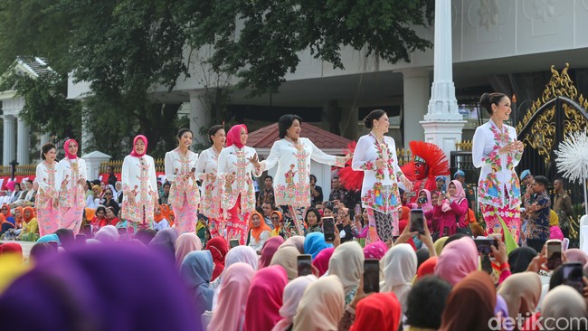 Para menteri dan dubes juga berbagi panggung dengan para selebriti, figur publik dan finalis hingga pemenang Puteri Indonesia. Ya, kita ini kan ingin mengenalkan kembali (kebaya) agar kita kembali kepada karakter dan kepribadian Indonesia, karena sekali lagi karena kebaya adalah karakter masyarakat khususnya wanita Indonesia yang anggun, lemah lembut, sopan dan bersahaja, kata Jokowi dalam sambutannya tentang tujuan penyelenggaran Istana Berkebaya. (Foto: Grandyos Zafna/detikcom)