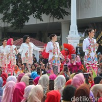 Para menteri dan dubes juga berbagi panggung dengan para selebriti, figur publik dan finalis hingga pemenang Puteri Indonesia. Ya, kita ini kan ingin mengenalkan kembali (kebaya) agar kita kembali kepada karakter dan kepribadian Indonesia, karena sekali lagi karena kebaya adalah karakter masyarakat khususnya wanita Indonesia yang anggun, lemah lembut, sopan dan bersahaja, kata Jokowi dalam sambutannya tentang tujuan penyelenggaran Istana Berkebaya. (Foto: Grandyos Zafna/detikcom)