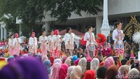 Sejumlah menteri, isteri pejabat negara dan perwakilan kedutaan besar negara tetangga berjalan di catwalk Istana Berkebaya yang diselenggarakan di depan Istana Merdeka, Minggu (6/8/2023).