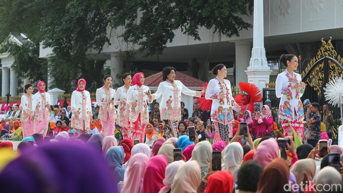 Sejumlah Menteri, Isteri Pejabat Negara dan perwakilan kedutaan besar negara tetangga berjalan di catwalk Istana Berkebaya yang diselenggarakan di depan Istana Merdeka, Minggu (6/8/2023).