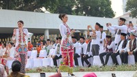 Mereka berjalan di atas catwalk sepanjang 200 meter dengan menggunakan kebaya encim berwarna putih dan merah. 