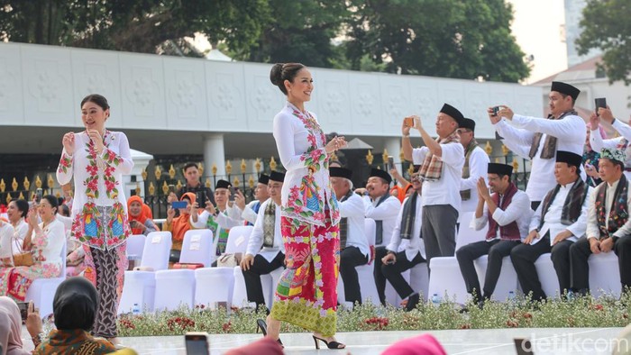 Aksi Menteri hingga Wakil Kedubes Lenggak-lenggok di Istana Berkebaya Sejumlah Menteri, Isteri Pejabat Negara dan perwakilan kedutaan besar negara tetangga berjalan di catwalk Istana Berkebaya yang diselenggarakan di depan Istana Merdeka, Minggu (6/8/2023).