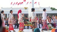 Para menteri perempuan yang ikut tampil dalam fashion show itu yakni Menteri Luar Negeri Retno Marsudi, Menteri Keuangan Sri Mulyani, Menteri Pemberdayaan Perempuan dan Perlindungan Anak I Gusti Ayu Bintang Darmawati. Kemudian, Menteri Ketenagakerjaan Ida Fauziyah dan Wakil Menteri Pariwisata dan Ekonomi Kreatif Angela Tanoesoedibjo.