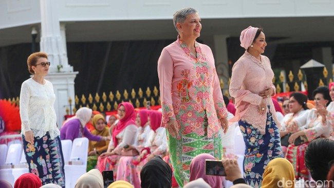 Para duta besar (dubes) serta perwakilan negara sahabat turut unjuk kebolehan berlenggang dengan kebaya di catwalk. Salah satunya Dubes Australia untuk Indonesia Penny Williams. (Foto: Grandyos Zafna/detikcom)