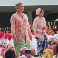 Para duta besar (dubes) serta perwakilan negara sahabat turut unjuk kebolehan berlenggang dengan kebaya di catwalk. Salah satunya Dubes Australia untuk Indonesia Penny Williams. (Foto: Grandyos Zafna/detikcom)